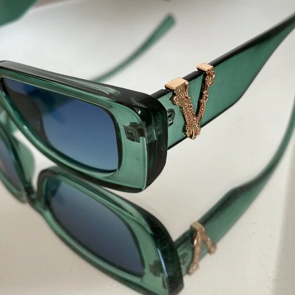 NWOT Chic coloured green sunglasses - Picture 1 of 7